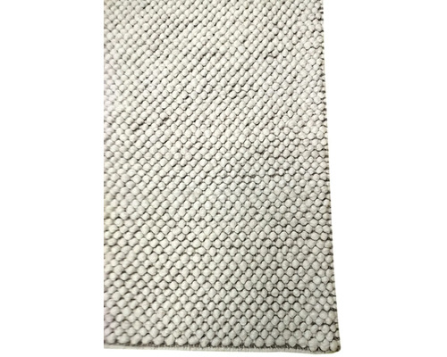 Detailní pohled na světle šedý koberec s texturovaným, uzlíkovým povrchem.