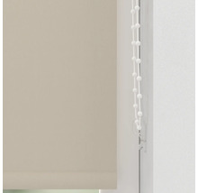 Béžové rolety s ovládacím řetízkem na okně