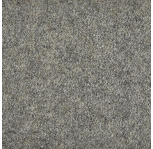 Detailní pohled na šedý koberec.