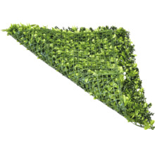 Umělá travní rohož s rostlinami na plastové mřížce