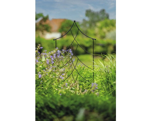 Opora pro rostliny kovová 55 x 180 cm černá Zahradní scéna s podpěrou pro popínavé rostliny ve tvaru vánočního stromku mezi rostlinami
