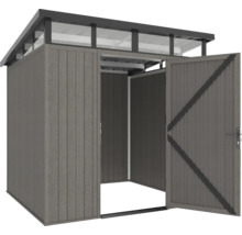 Zahradní domek s otevřenými dveřmi na zahradní nářadí a nástroje