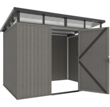 Zahradní domek s otevřenými dveřmi.