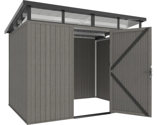 Zahradní domek s otevřenými dveřmi.