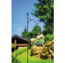 Kovový držák na závěsný květináč se závěsným košem na zahradě