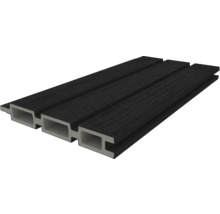 Tmavý plastový obklad fasády