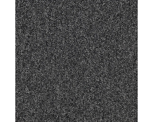 Detail tmavého koberce s žíhanou texturou.