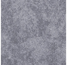 Detail šedého koberce.