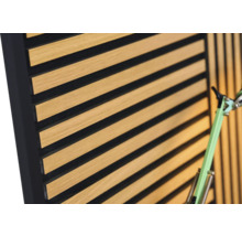 Akustický panel s dřevěnými lamelami a plstí