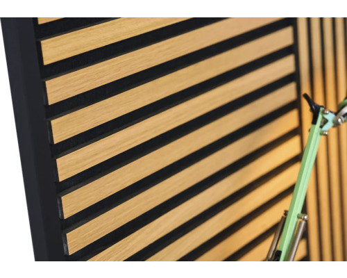 Akustický panel s dřevěnými lamelami a plstí