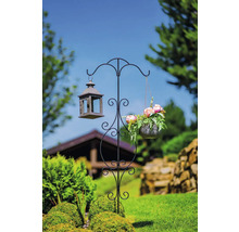 Dekorativní zahradní kolík s lucernou a květináčem v exteriéru.