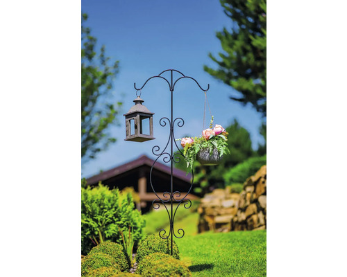 Opora pro rostliny zápich s háky kovový 52 x 160 cm černý Dekorativní zahradní kolík s lucernou a květináčem v exteriéru.