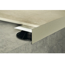 Detail terasové konstrukce s rektifikačními terči a okrajovým profilem