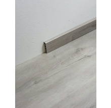 Dřevěná podlahová lišta na zdi