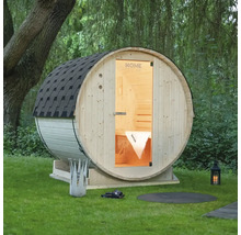 Dřevěná sudová sauna se skleněnými dveřmi na zahradě