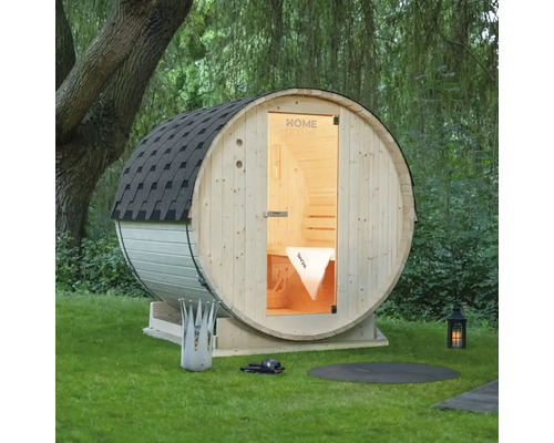 Dřevěná sudová sauna se skleněnými dveřmi na zahradě