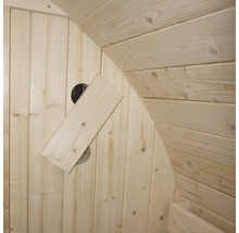 Interiér dřevěné sauny s dřevěnými panely a ventilací