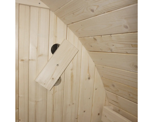 Interiér dřevěné sauny s dřevěnými panely a ventilací