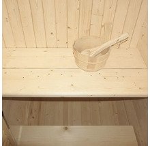 Dřevěný kbelík s naběračkou v sauně