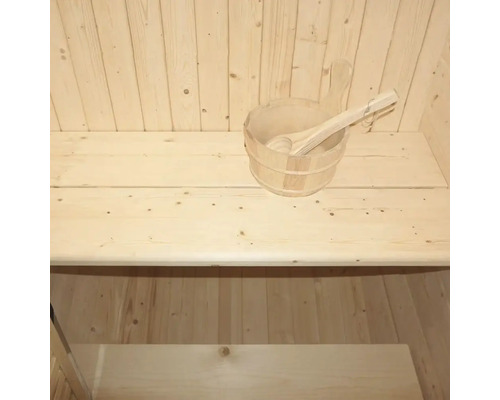 Dřevěný kbelík s naběračkou v sauně