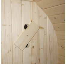 Detail dřevěné sauny s větrací klapkou