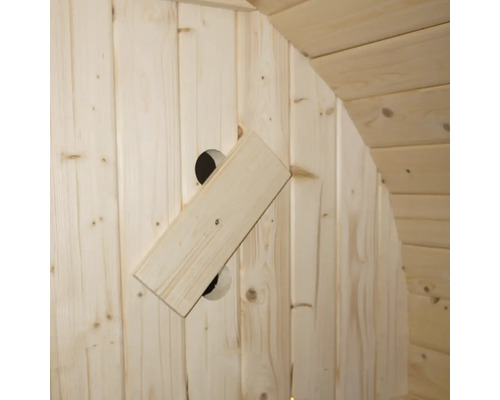 Detail dřevěné sauny s větrací klapkou