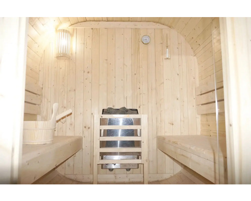 Vnitřní sauna s dřevěnými lavicemi, kamny a příslušenstvím