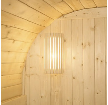 Dřevěná sauna s nástěnnou lampou