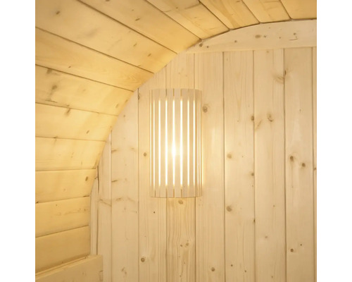 Dřevěná sauna s nástěnnou lampou