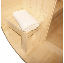Dřevěná sauna s lavicí a ručníkem