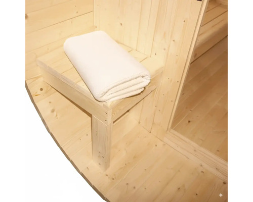 Dřevěná sauna s lavicí a ručníkem
