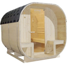 Sauna z dřevěného sudu se střešními šindeli a lavicemi