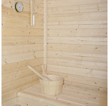 Dřevěná sauna s dřevěným vědrem, naběračkou, přesýpacími hodinami a teploměrem