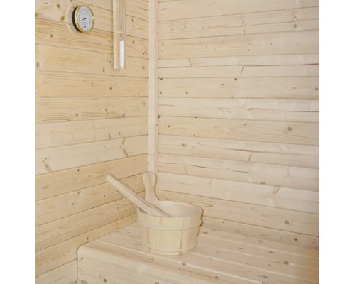 Dřevěná sauna s dřevěným vědrem, naběračkou, přesýpacími hodinami a teploměrem