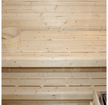 Dřevěná sauna s dřevěným vědrem a dřevěnou lžící