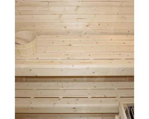 Dřevěná sauna s dřevěným vědrem a dřevěnou lžící
