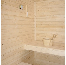 Sauna s dřevěnými stěnami, sedákem, teploměrem a dřevěným vědrem s naběračkou