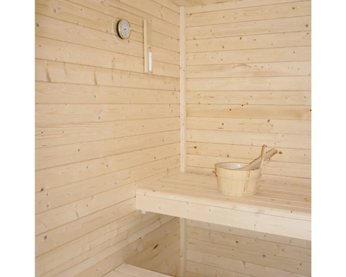 Sauna s dřevěnými stěnami, sedákem, teploměrem a dřevěným vědrem s naběračkou