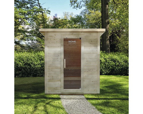 Dřevěná zahradní sauna se skleněnými dveřmi na zahradě