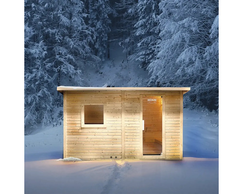 Dřevěná sauna ve sněhu s oknem a skleněnými dveřmi s logem Home Deluxe