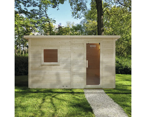 Dřevěná sauna s oknem a skleněnými dveřmi na zahradě
