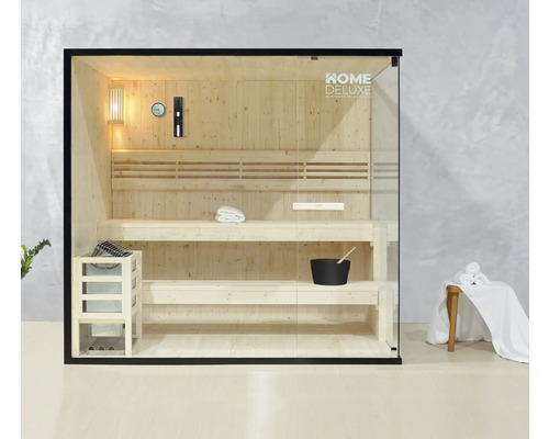 Sauna s dřevěnými lavicemi, kamny, lampou a skleněnou přední stěnou