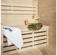Dřevěná sauna s lavicí, vědro do sauny, naběračka, ručník a březová větev