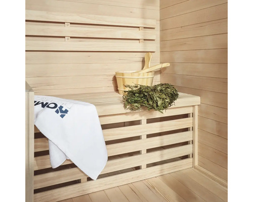 Dřevěná sauna s lavicí, vědro do sauny, naběračka, ručník a březová větev