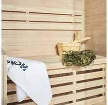 Sauna s dřevěnou stěnou, dřevěným vědrem, naběračkou, březovou větví a ručníkem