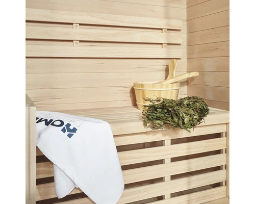 Sauna s dřevěnou stěnou, dřevěným vědrem, naběračkou, březovou větví a ručníkem