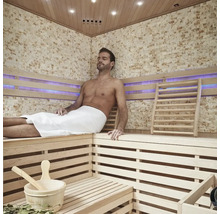 Sauna s dřevěným obložením a relaxujícím mužem