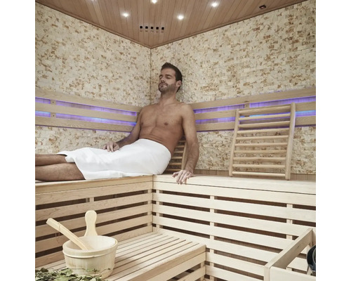 Sauna s dřevěným obložením a relaxujícím mužem