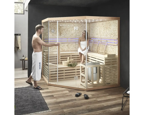 Světlá sauna s dřevěnými lavicemi a skleněnou přední stranou v koupelně se dvěma lidmi.