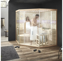 Prostorná sauna s dřevěnými sedadly a celoskleněnými dveřmi, vhodná pro dvě osoby